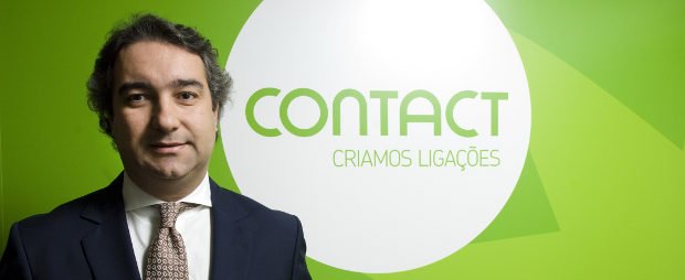 Contact contrata para uma nova posição de director coordenador