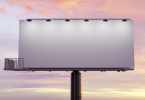 A inclusão de mensagens sobre alternativas mais sustentáveis de viagem vai passar a ser obrigatória nas publicidades automóveis francesas.