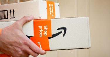 Amazon acusada de greenwashing e de usar mais plástico do que realmente diz