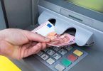 Levantamentos e compras caem 46% durante o estado de emergência