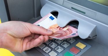 Levantamentos e compras caem 46% durante o estado de emergência