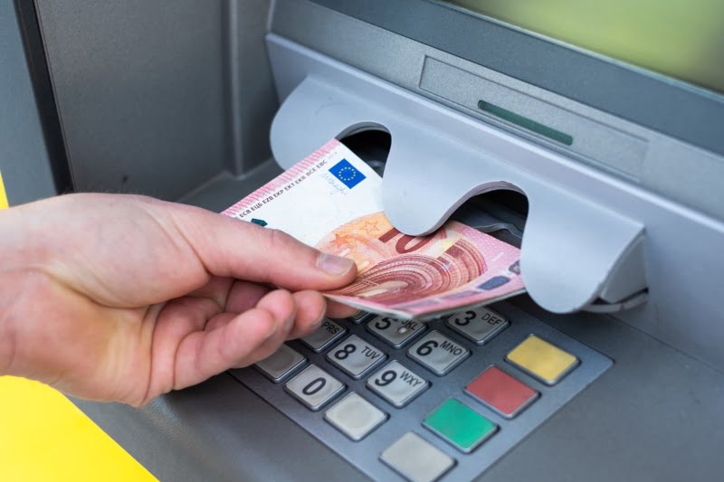 Levantamentos e compras caem 46% durante o estado de emergência