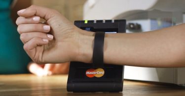 pagamento com pulseira de fitness - wearables
