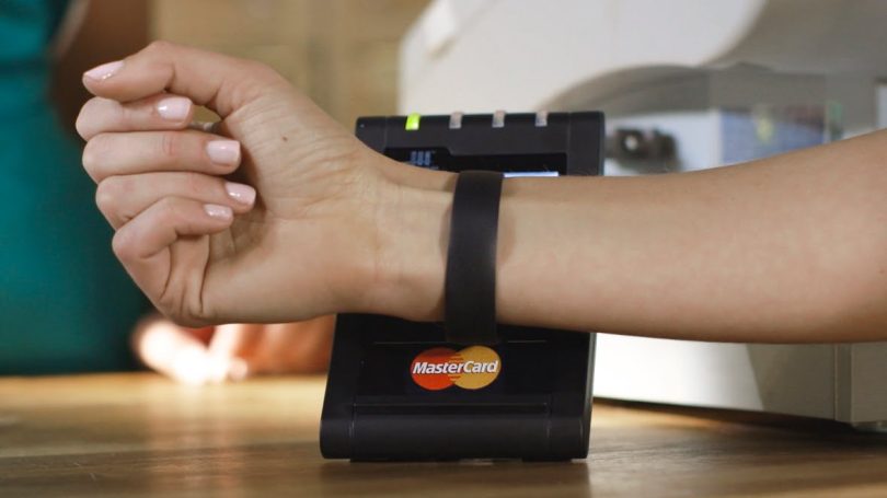 pagamento com pulseira de fitness - wearables