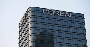 L’Oréal investe em empresa de biotecnologia para desenvolver ingredientes à base de plantas