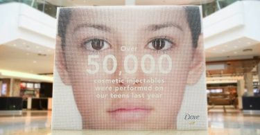 Dove Canada alerta para perigo de injetáveis através de outdoor feito de seringas