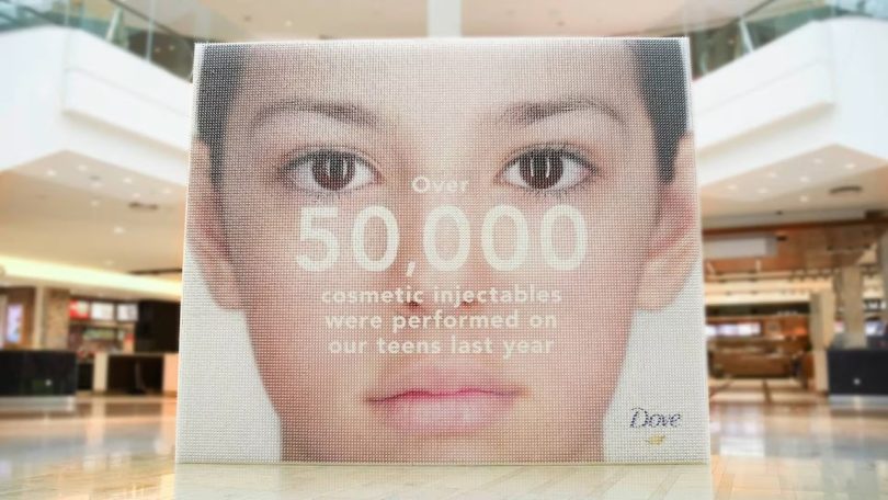 Dove Canada alerta para perigo de injetáveis através de outdoor feito de seringas