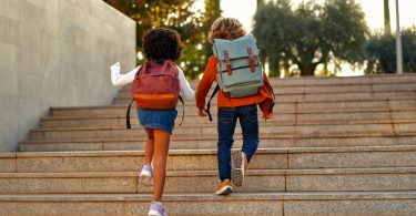 Compras de material escolar? É na loja física para a maioria dos consumidores