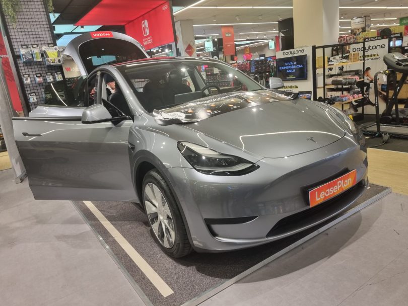 Já pode fazer um test drive de um Tesla na Worten do Colombo